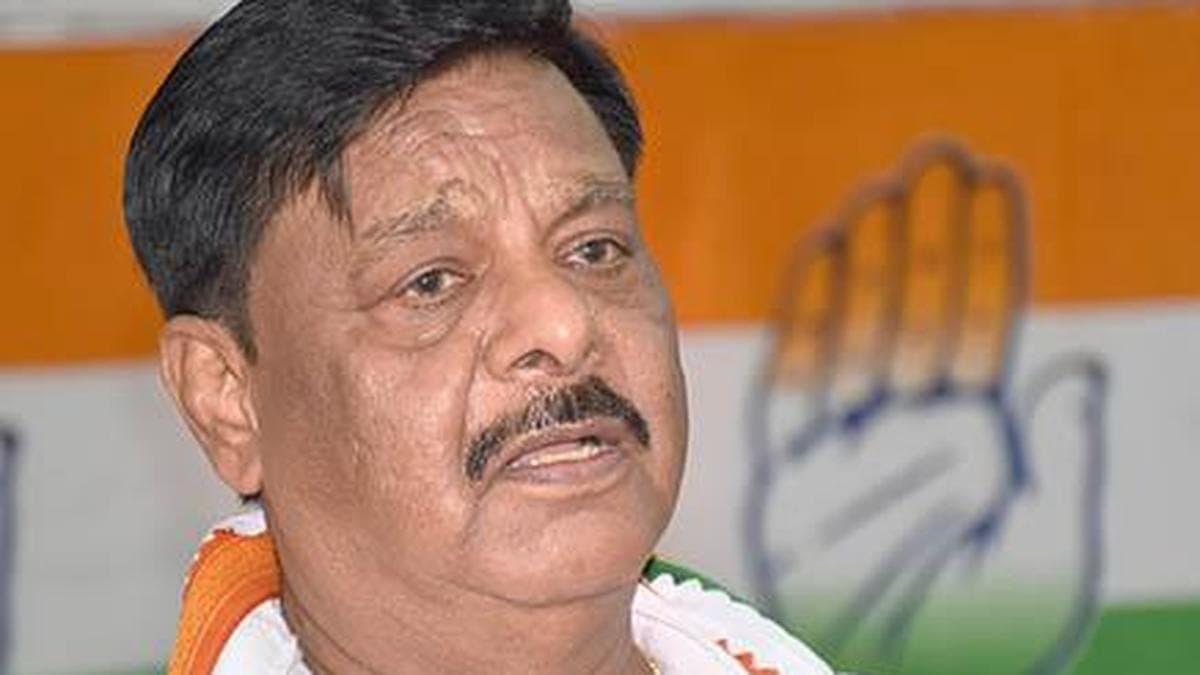 Karnataka Minister Mahadevappa’s ‘dog’ remark sparks row; loyal Congress leaders are not street dogs, says D.K. Suresh